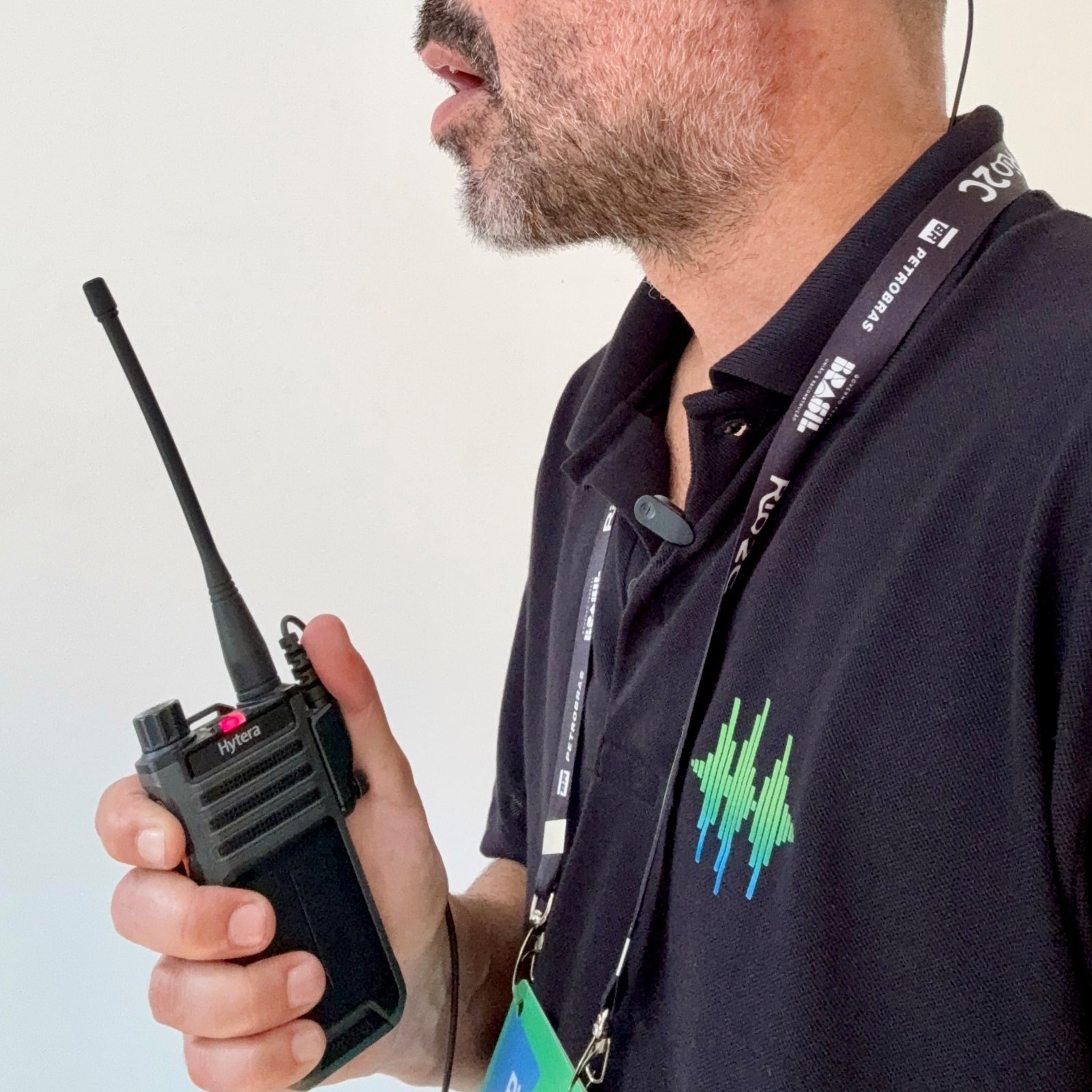 Rádio Hytera com fone de lapela