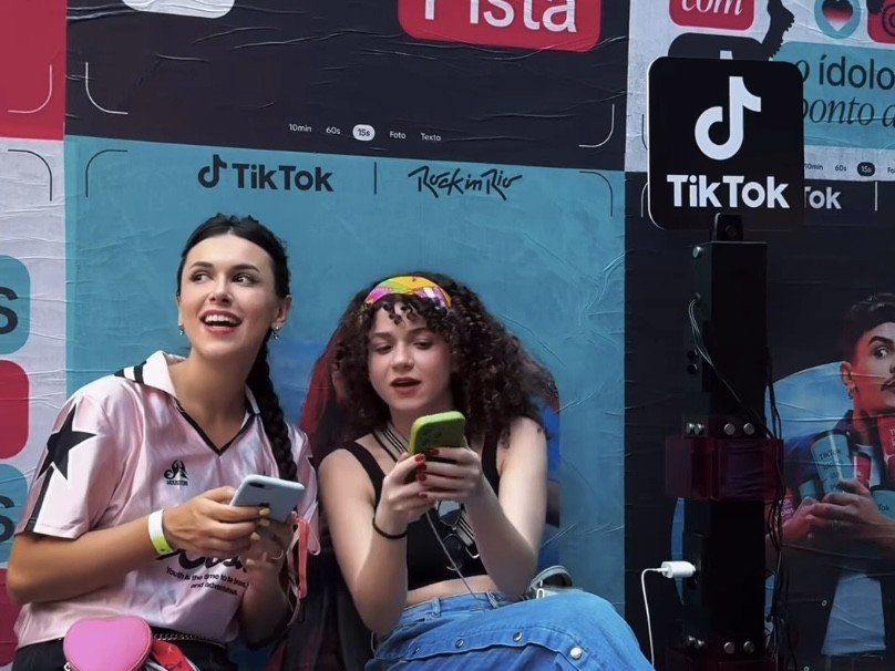 Torre carregadora personalizada pelo Coke Studio da Coca-Cola no Rock in Rio