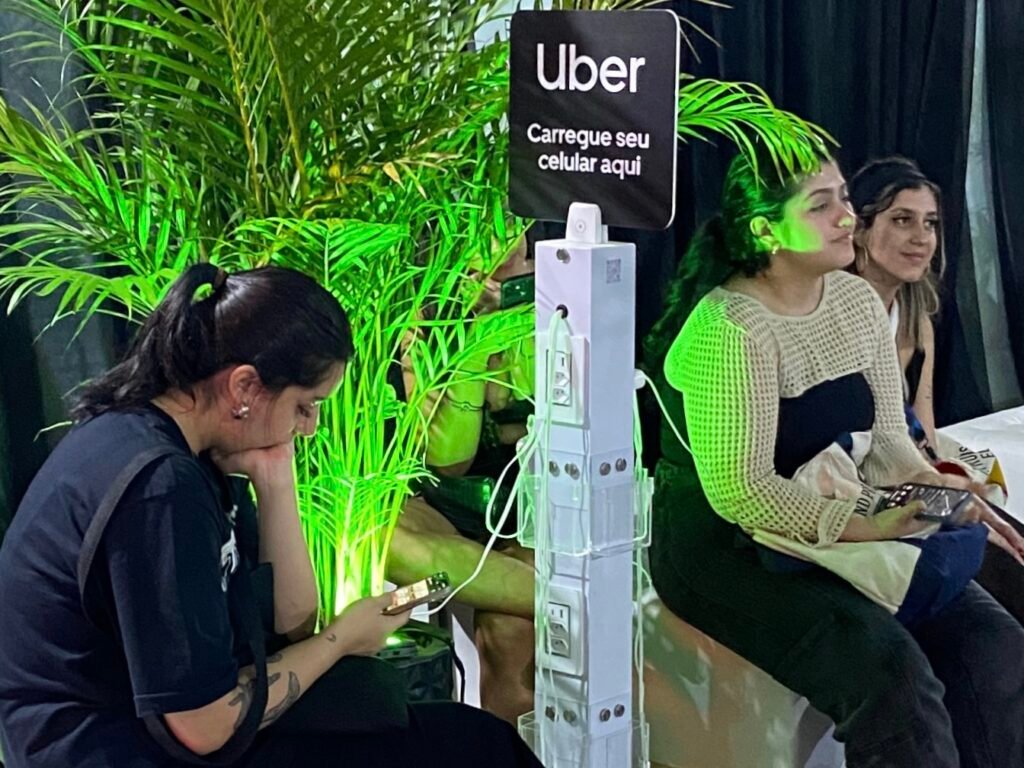 Torre carregadora da Uber em uso por público no Rock in Rio