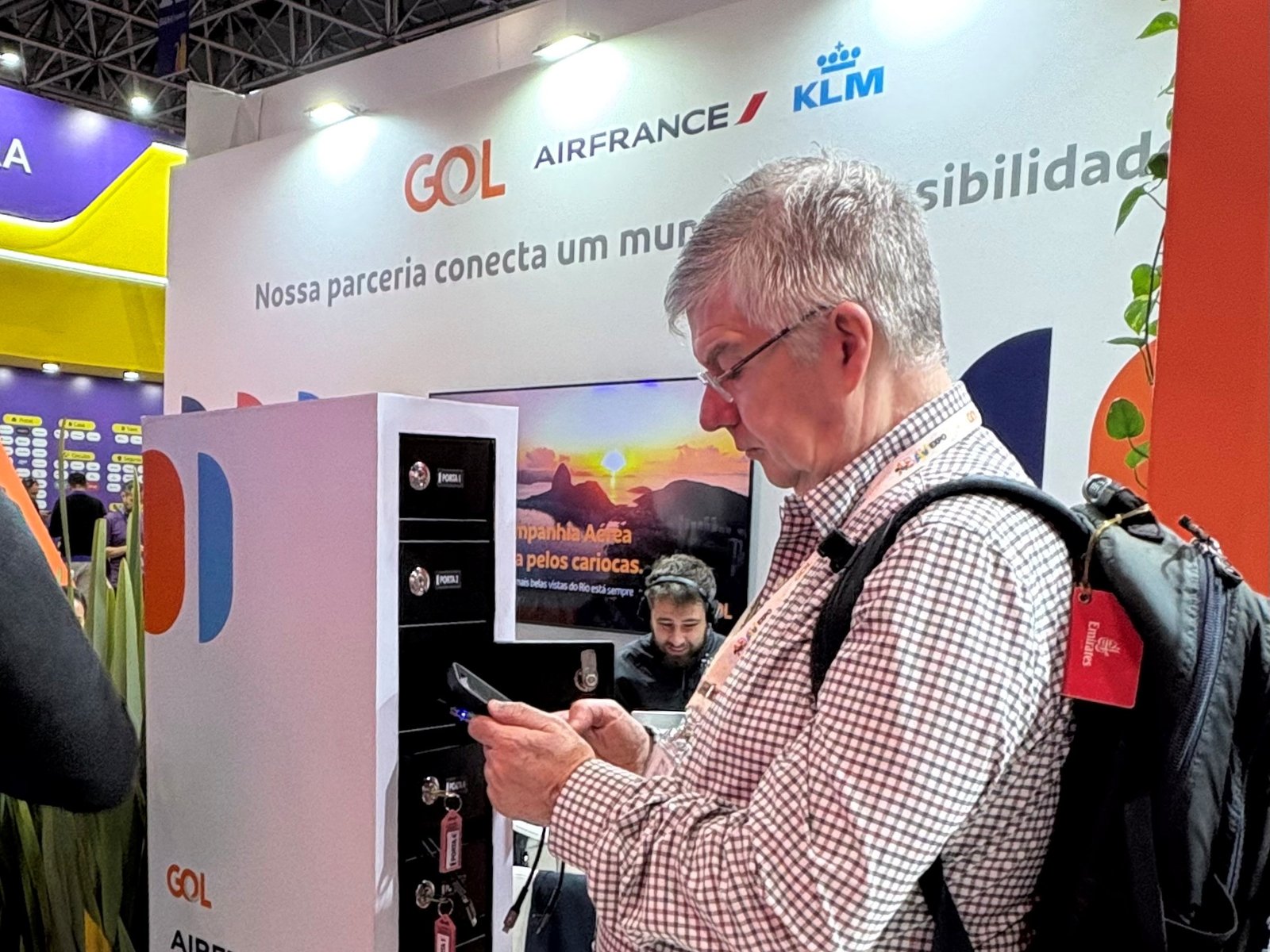 Por que o celular descarrega tão rápido em eventos
