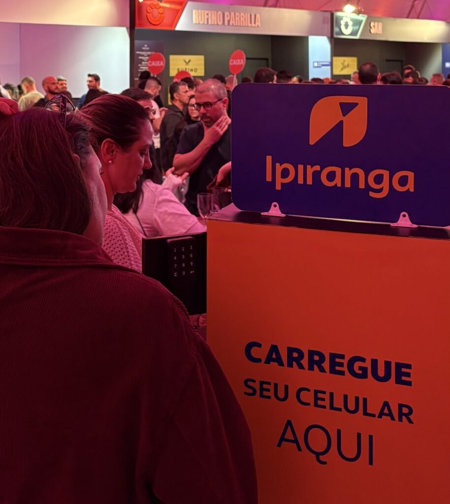 Carregando celular na Locker