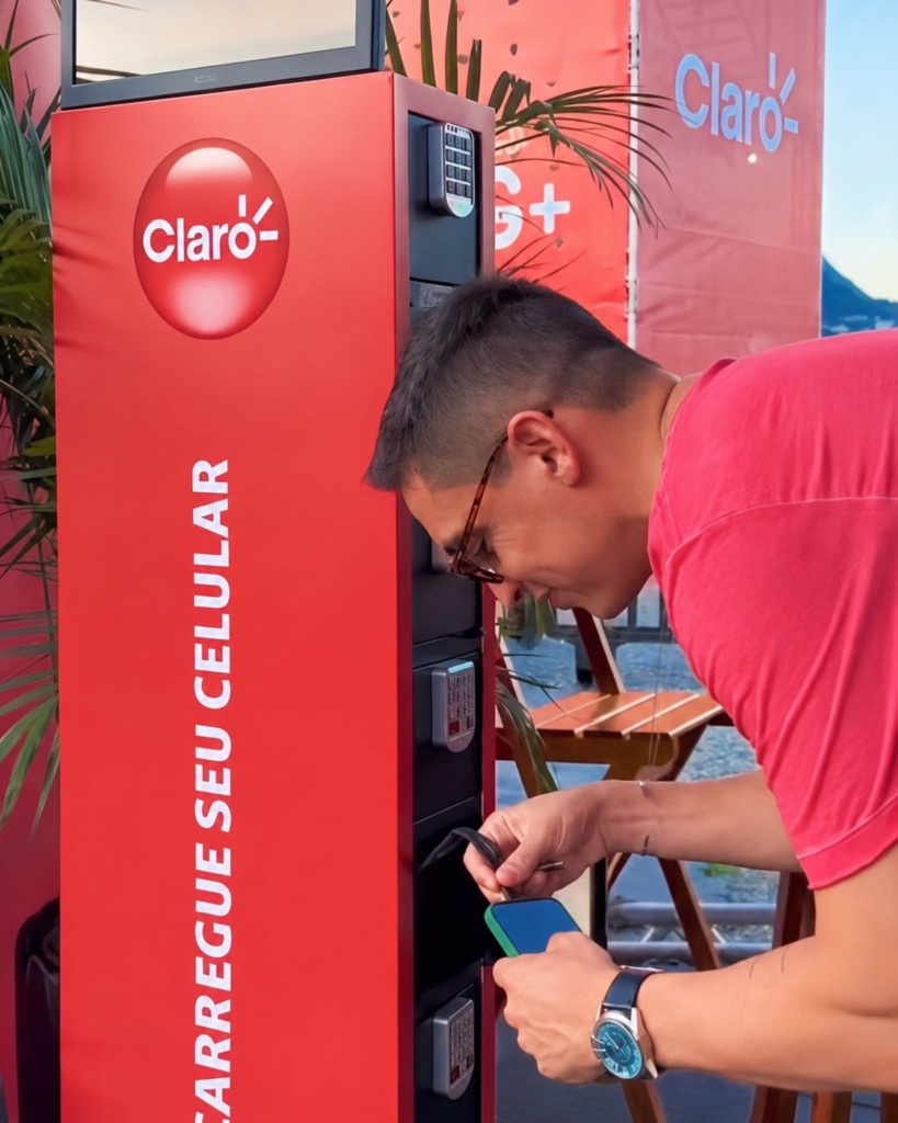 Carregando celular no Rio Gastronomia