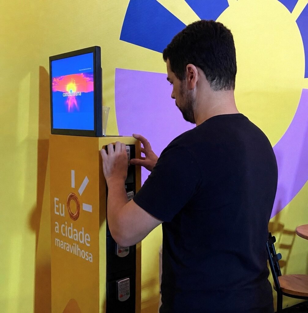 Público carregando celular na Locker Senha no Rio Gastronomia