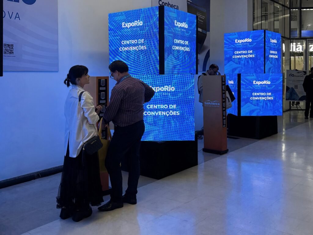 Visitantes utilizando totem carregador para eventos da Onda Certa no Congresso Brasileiro dos Corretores, ExpoRio