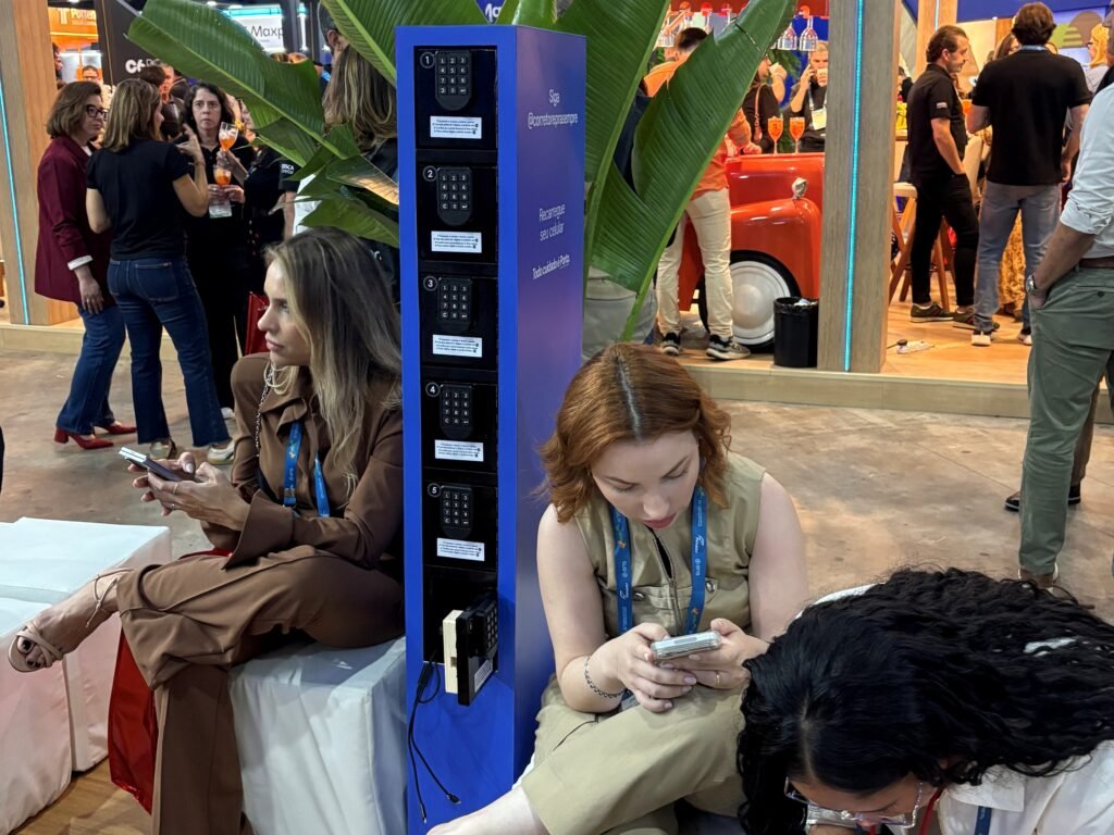 Totem carregador para eventos no stand da Porto no Congresso Brasileiro dos Corretores