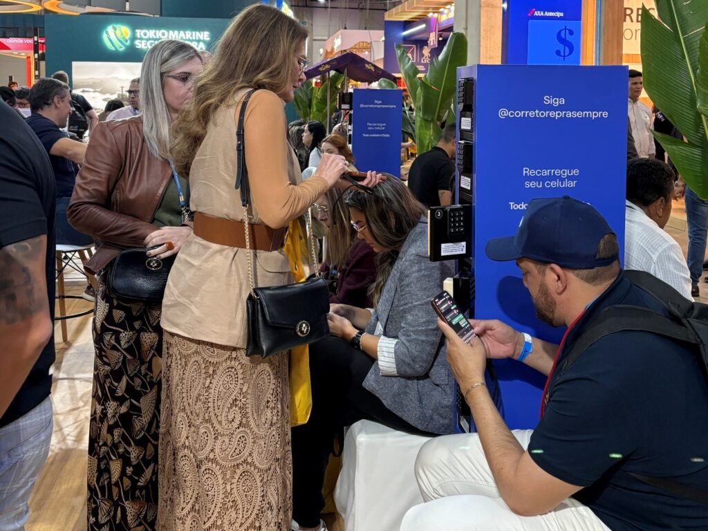 Totem carregador para eventos em funcionamento no stand da Porto, ExpoRio