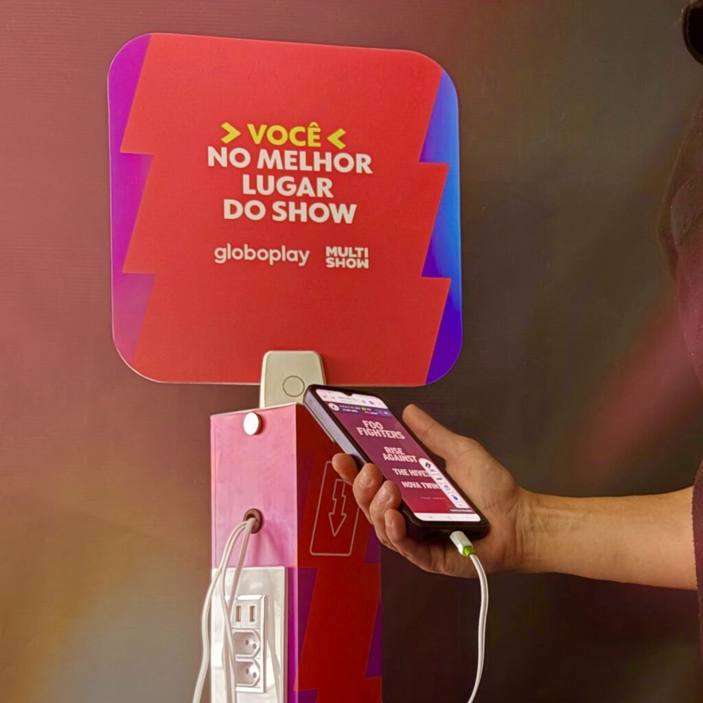 Pessoa carregando celular na Torre 22 da Onda Certa no espaço Globoplay e Multishow no Rock in Rio 2026