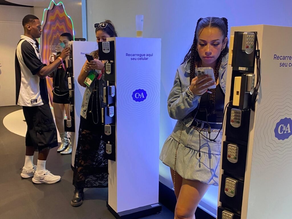 Público utilizando Lockers Senha da Onda Certa em ativação de marca da C&A