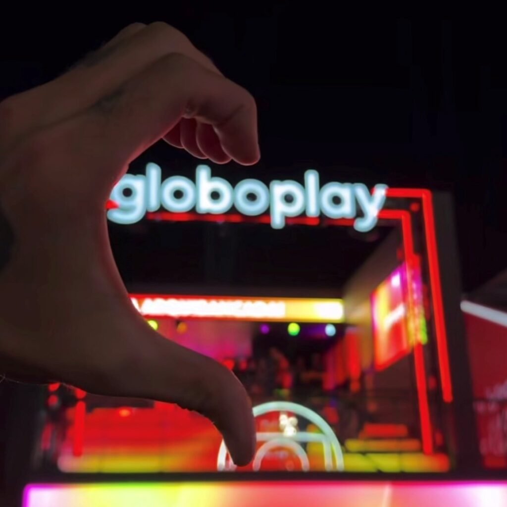 Mão formando um coração em frente ao espaço Globoplay no Rock in Rio 2026
