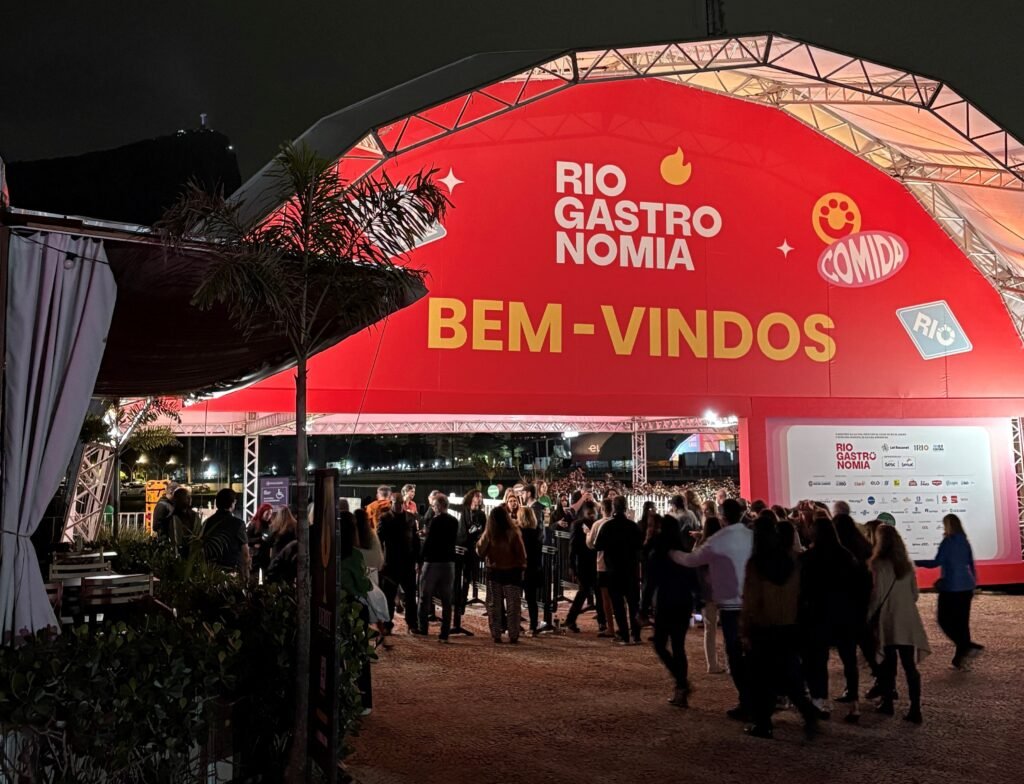 Entrada do Rio Gastronomia 2026, evento com totens carregadores da Onda Certa