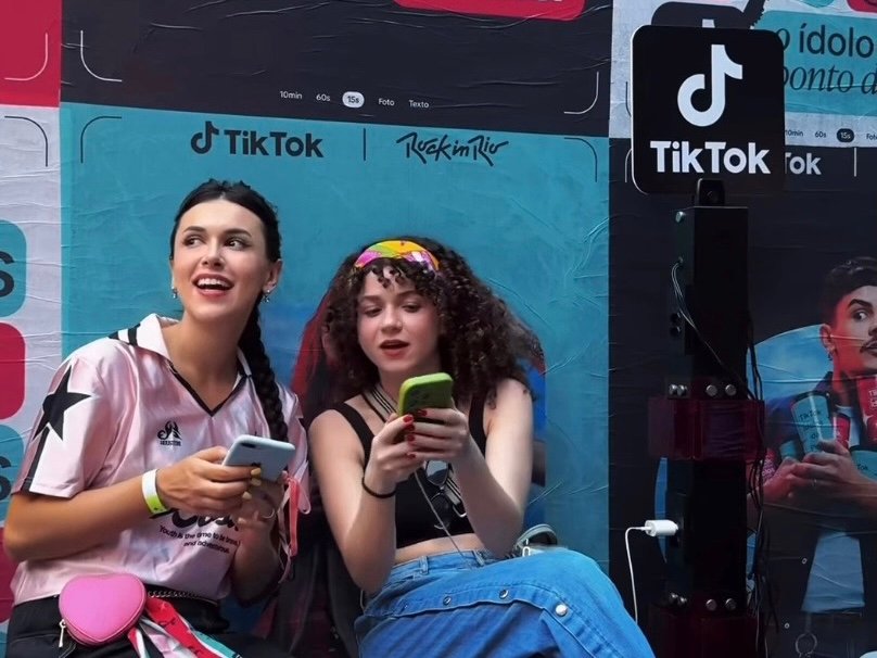 Público utilizando Torre Carregadora de celular em ativação do TikTok no Rock in Rio