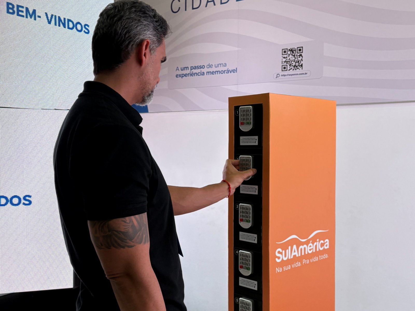Pessoa utilizando Locker Senha SulAmérica para carregar celular no ExpoRio