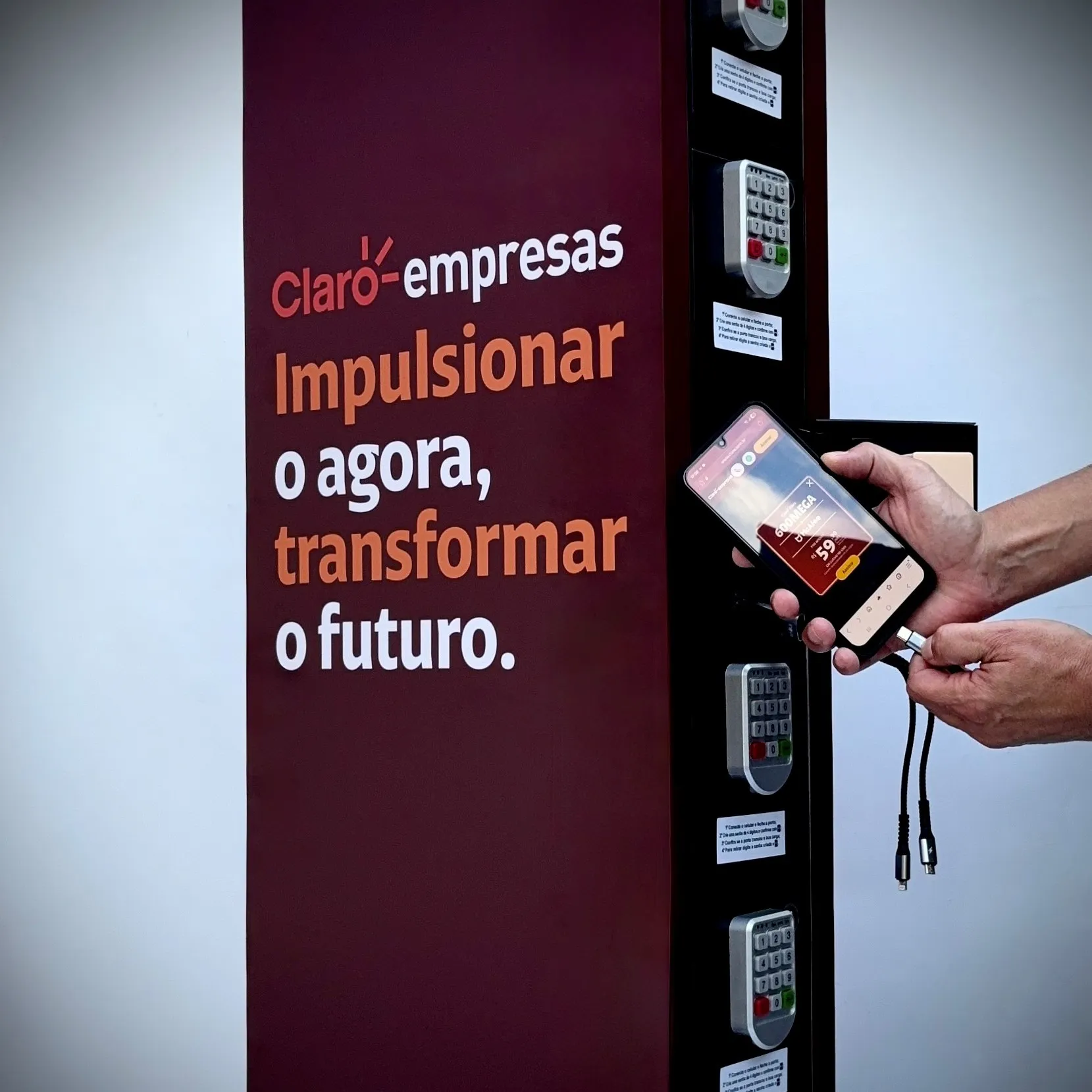 Por que o celular descarrega tão rápido em eventos