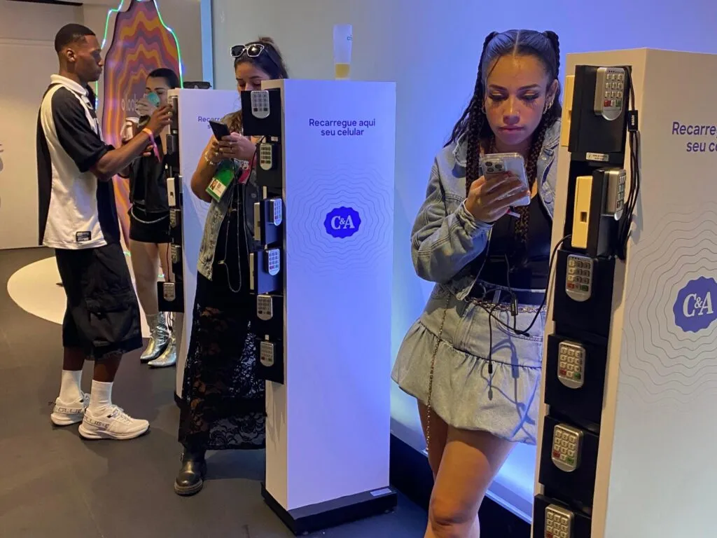 Locker Senha com a marca C&A para carregar celular no Rock in Rio