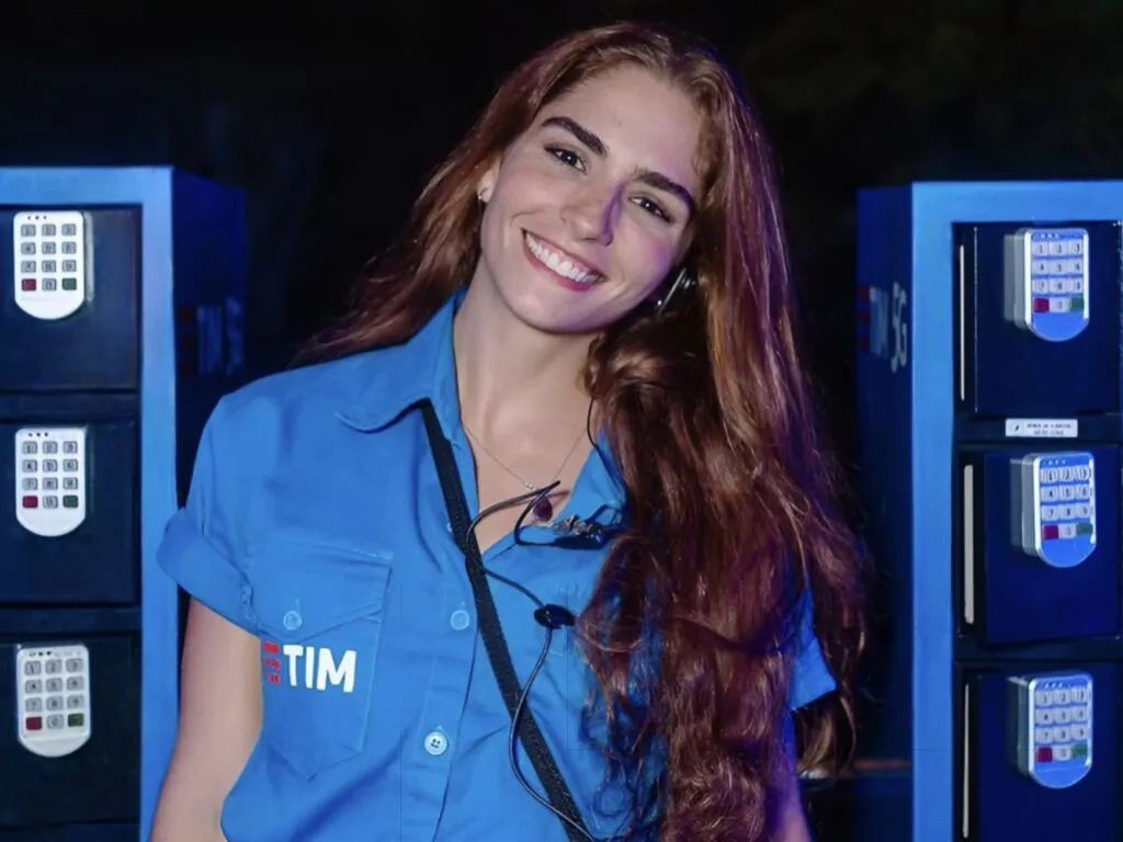 Tim Noites Cariocas com totem carregador da Onda Certa