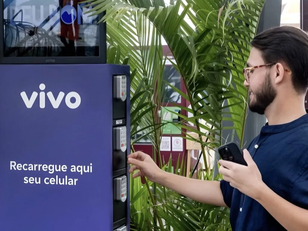 Locker com senha para carregar celular em evento da Vivo