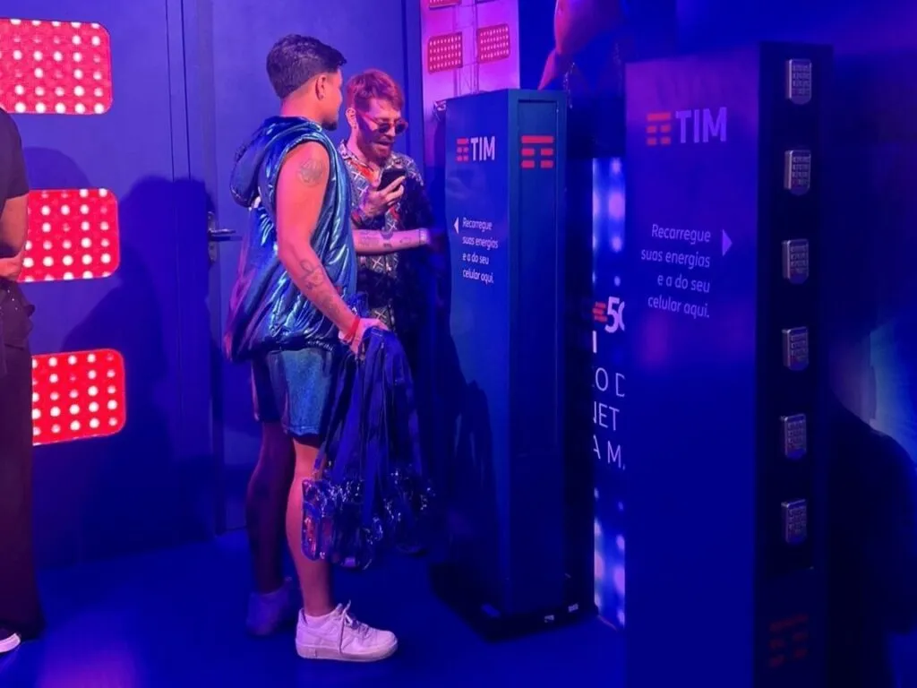 Público usando Locker Senha personalizada pela TIM no Rock in Rio