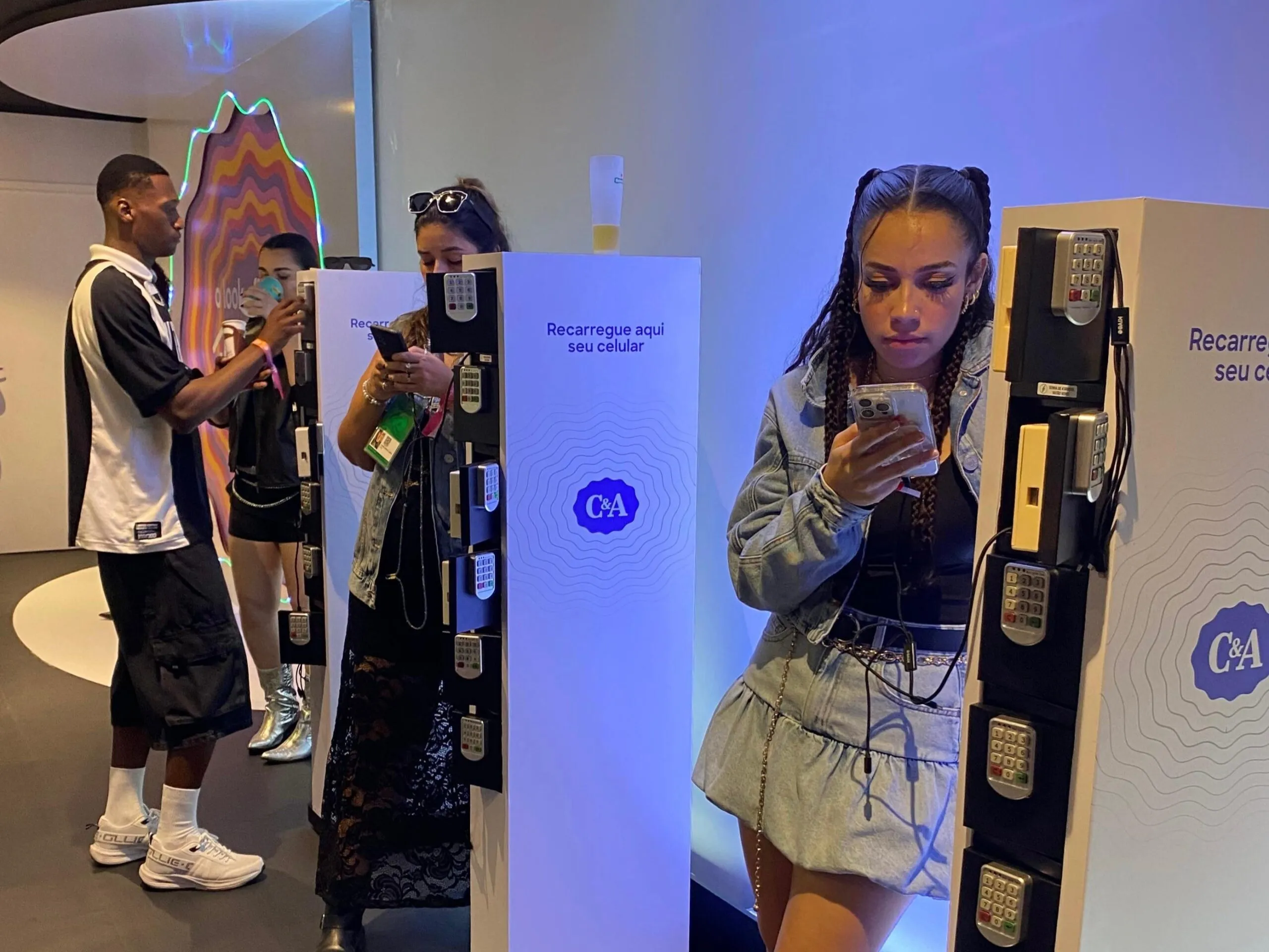 Totem Carregador de Celular