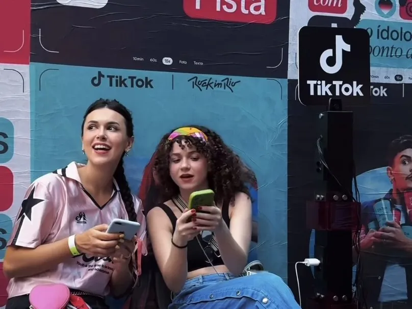 Torre carregadora personalizada pelo Coke Studio da Coca-Cola no Rock in Rio