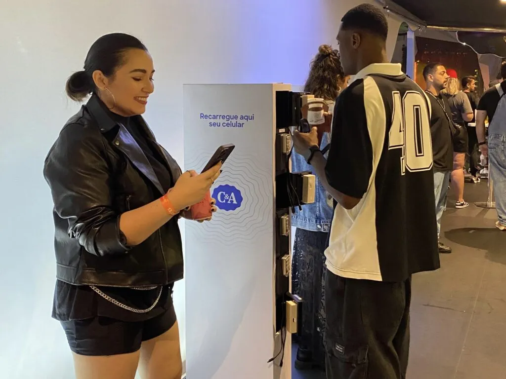 Locker Senha com a marca C&A para carregar celular no Rock in Rio