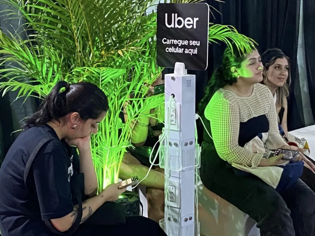 Torre carregadora da Uber em uso por público no Rock in Rio