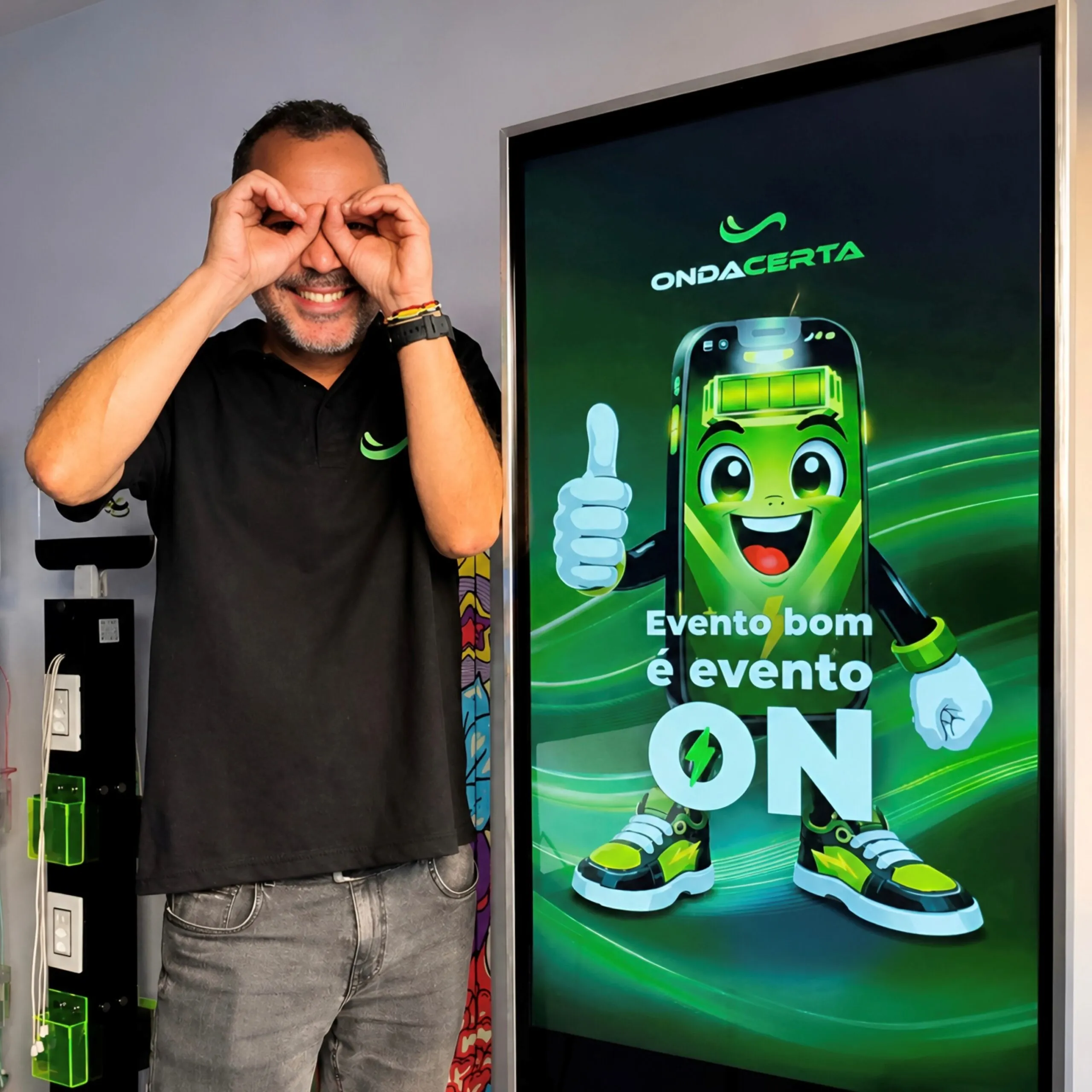 totem-interativo-midia-touch-onda-certa